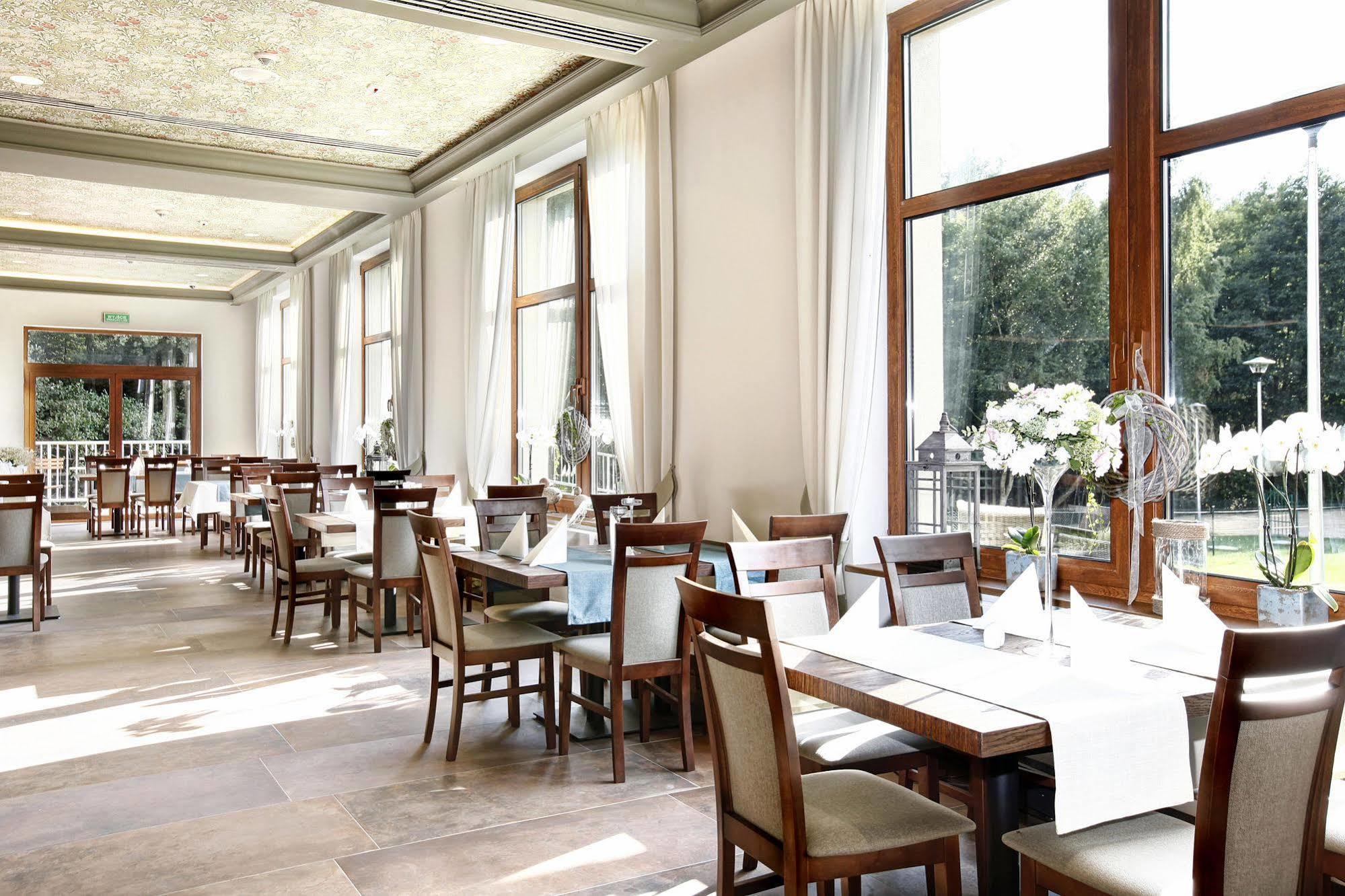 Hotel Aubrecht Country Spa Resort Przechlewo Exteriör bild